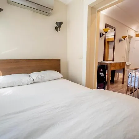 3-Bedroom Apartment With Elevator, Steps From Taksim Square