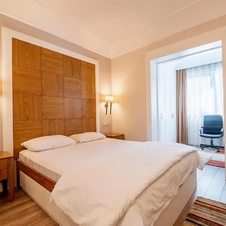 3-Bedroom Apartment With Elevator, Steps From Taksim Square