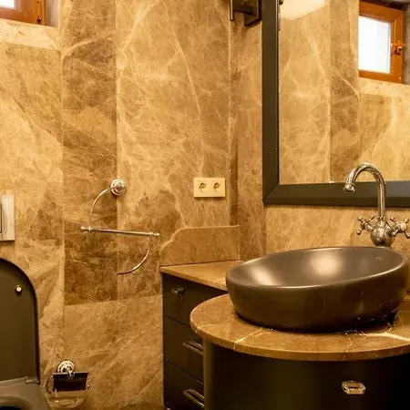 3-Bedroom Apartment With Elevator, Steps From Taksim Square איסטמבול