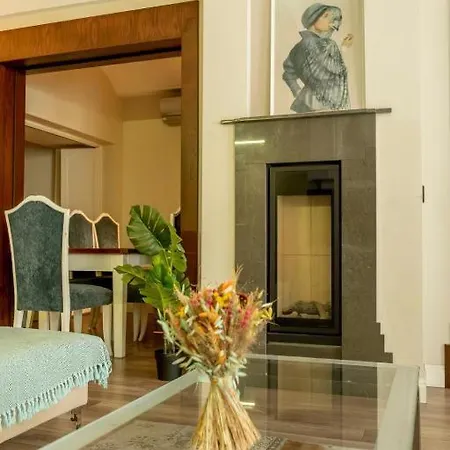 דירה 3-Bedroom Apartment With Elevator, Steps From Taksim Square *