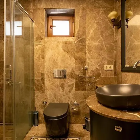 דירה 3-Bedroom Apartment With Elevator, Steps From Taksim Square איסטמבול