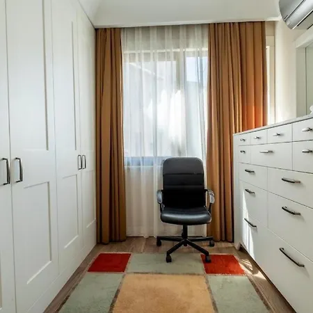 3-Bedroom Apartment With Elevator, Steps From Taksim Square * איסטמבול