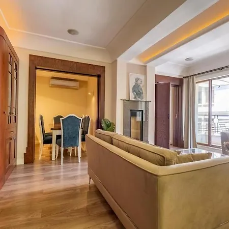 דירה 3-Bedroom Apartment With Elevator, Steps From Taksim Square