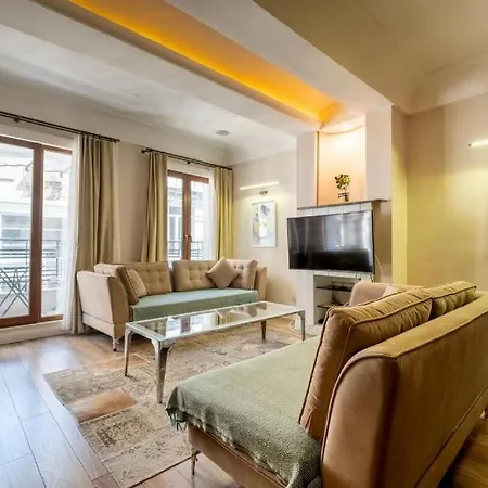3-Bedroom Apartment With Elevator, Steps From Taksim Square