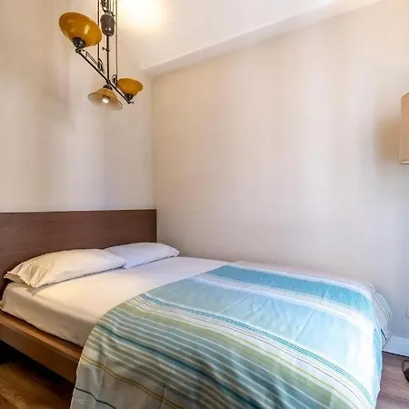 דירה 3-Bedroom Apartment With Elevator, Steps From Taksim Square