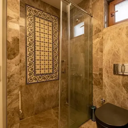 3-Bedroom Apartment With Elevator, Steps From Taksim Square * איסטמבול