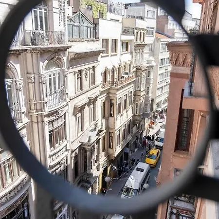 3-Bedroom Apartment With Elevator, Steps From Taksim Square דירה