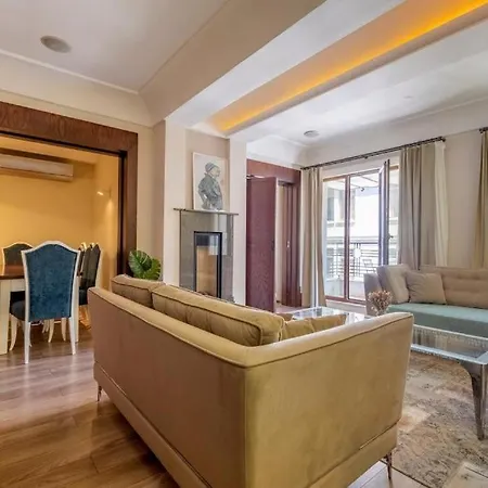 3-Bedroom Apartment With Elevator, Steps From Taksim Square