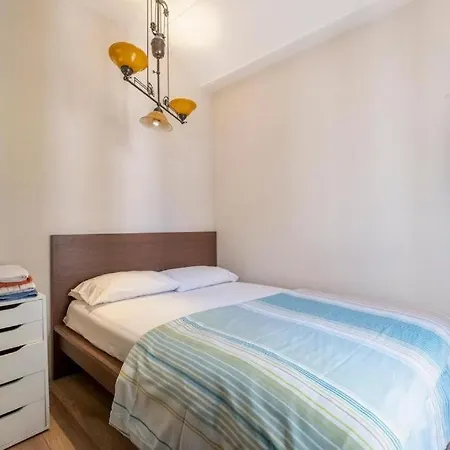 דירה 3-Bedroom Apartment With Elevator, Steps From Taksim Square