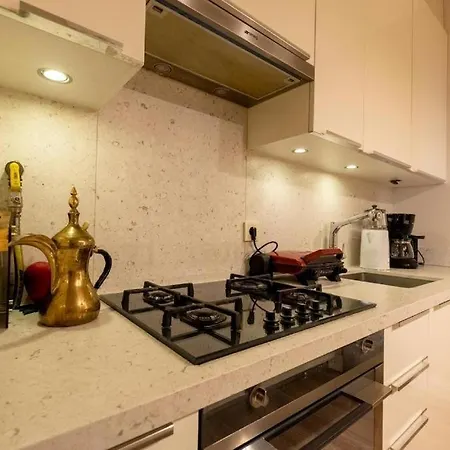 3-Bedroom Apartment With Elevator, Steps From Taksim Square דירה *