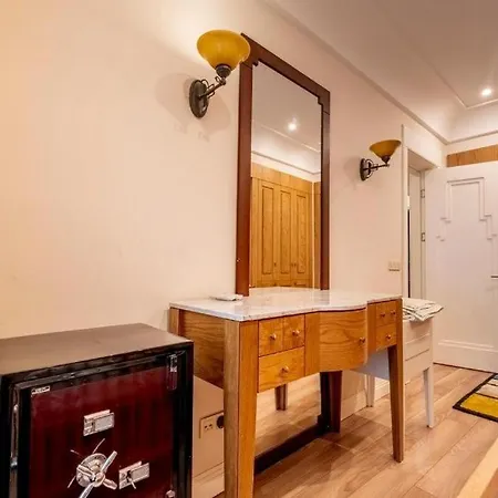3-Bedroom Apartment With Elevator, Steps From Taksim Square איסטמבול