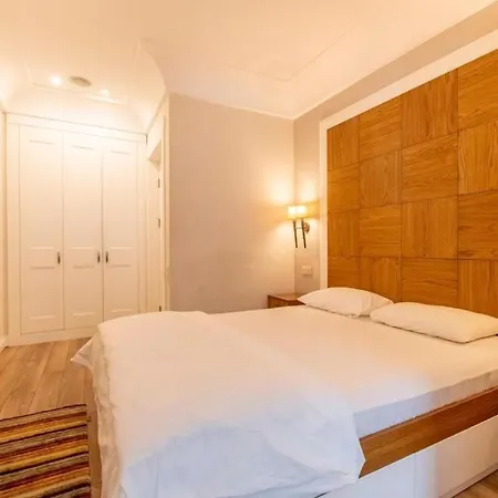 דירה 3-Bedroom Apartment With Elevator, Steps From Taksim Square