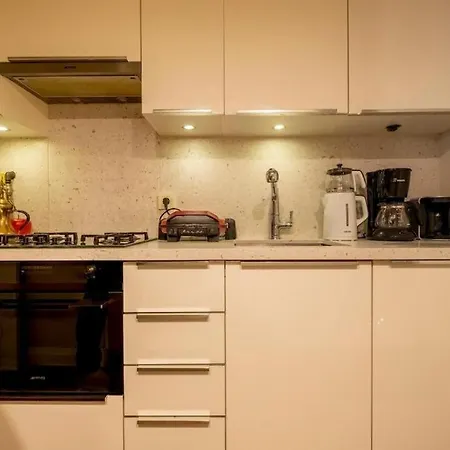 3-Bedroom Apartment With Elevator, Steps From Taksim Square דירה *