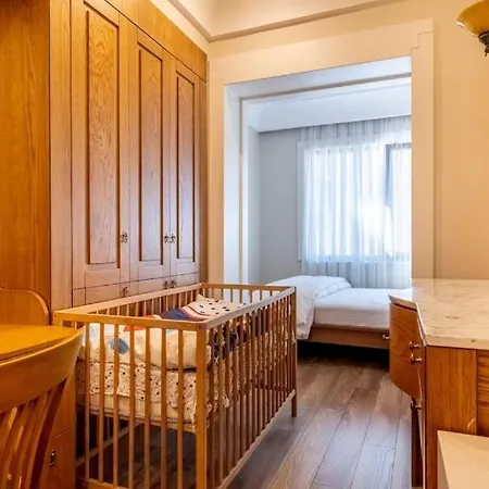 3-Bedroom Apartment With Elevator, Steps From Taksim Square *