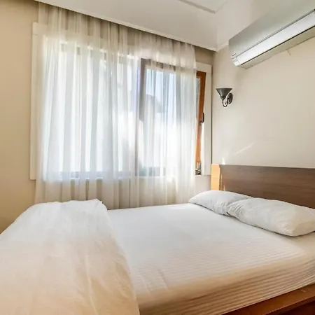 3-Bedroom Apartment With Elevator, Steps From Taksim Square איסטמבול