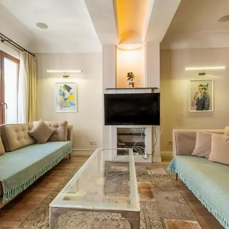 3-Bedroom Apartment With Elevator, Steps From Taksim Square