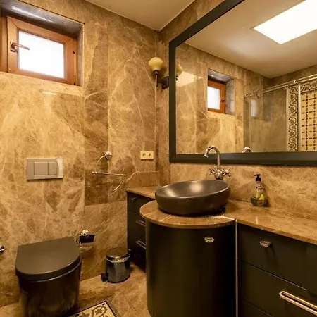 3-Bedroom Apartment With Elevator, Steps From Taksim Square דירה