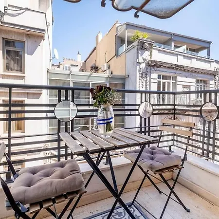 דירה 3-Bedroom Apartment With Elevator, Steps From Taksim Square
