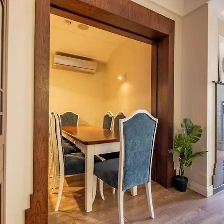 3-Bedroom Apartment With Elevator, Steps From Taksim Square * イスタンブール