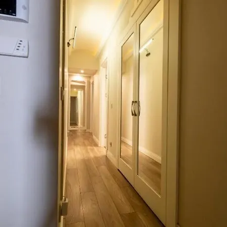 アパート 3-Bedroom Apartment With Elevator, Steps From Taksim Square イスタンブール