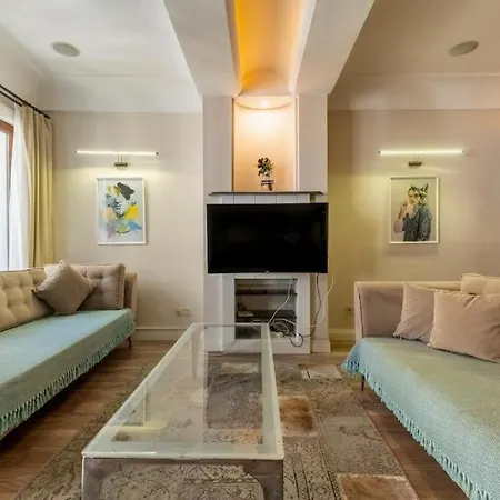 アパート 3-Bedroom Apartment With Elevator, Steps From Taksim Square *