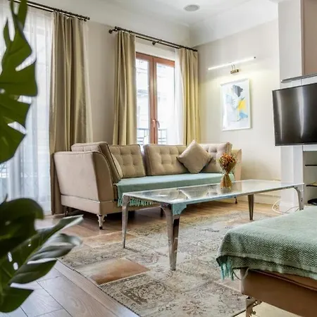 3-Bedroom Apartment With Elevator, Steps From Taksim Square *