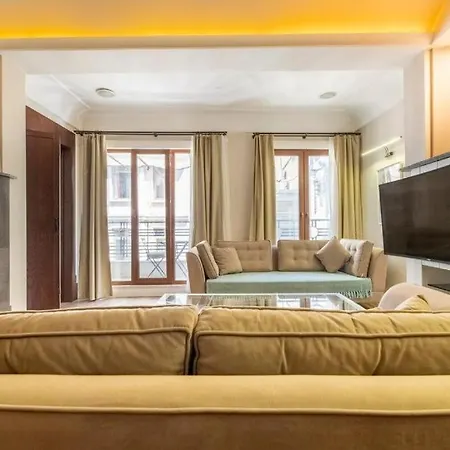 3-Bedroom Apartment With Elevator, Steps From Taksim Square * イスタンブール