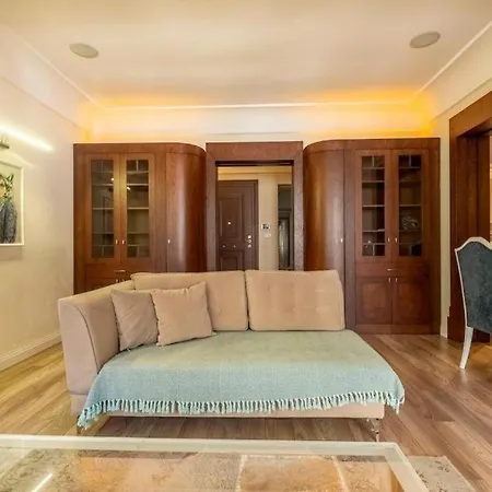 アパート 3-Bedroom Apartment With Elevator, Steps From Taksim Square イスタンブール