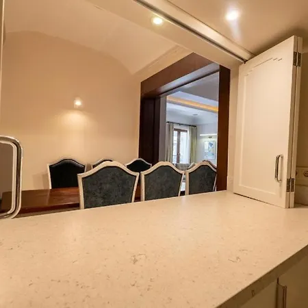 3-Bedroom Apartment With Elevator, Steps From Taksim Square イスタンブール